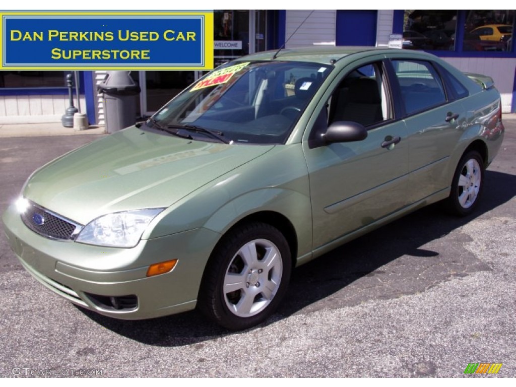 2007 Focus ZX4 SES Sedan - Kiwi Green Metallic / Charcoal/Light Flint photo #1