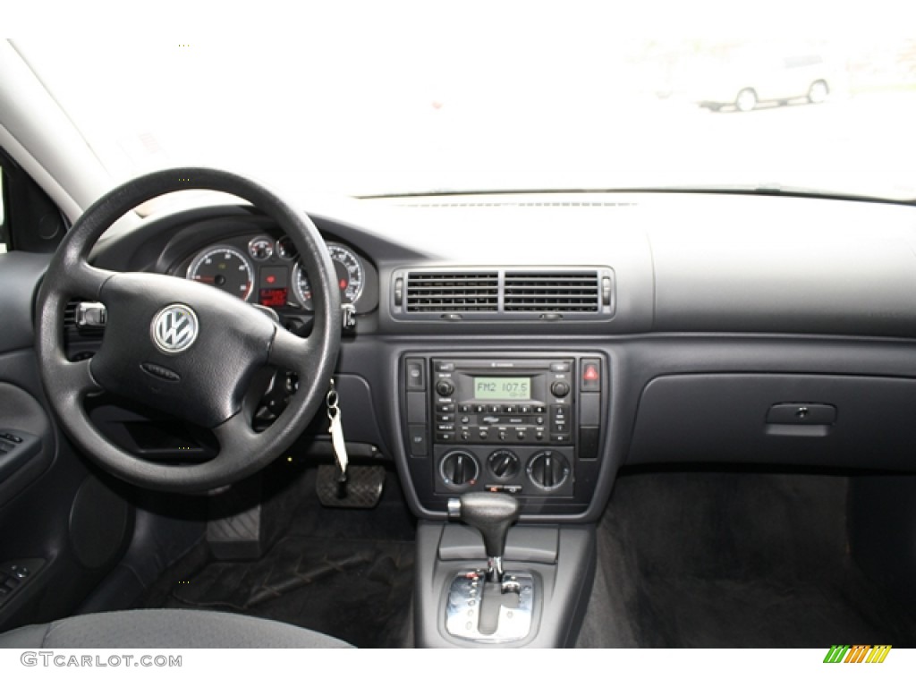 2004 Volkswagen Passat GLS TDI Sedan Grey Dashboard Photo #54240468