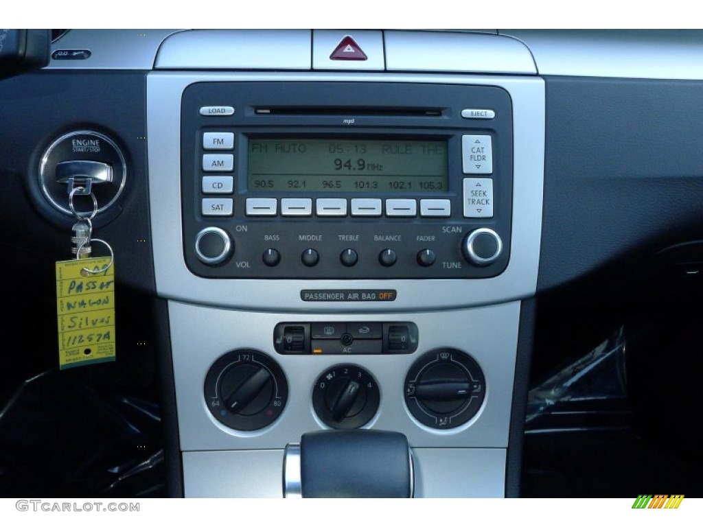 2009 Volkswagen Passat Komfort Wagon Audio System Photo #54241653