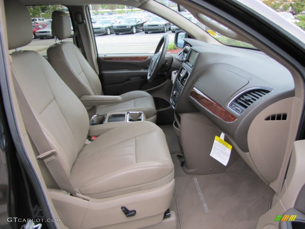 2011 Town & Country Touring - L - Brilliant Black Crystal Pearl / Dark Frost Beige/Medium Frost Beige photo #18