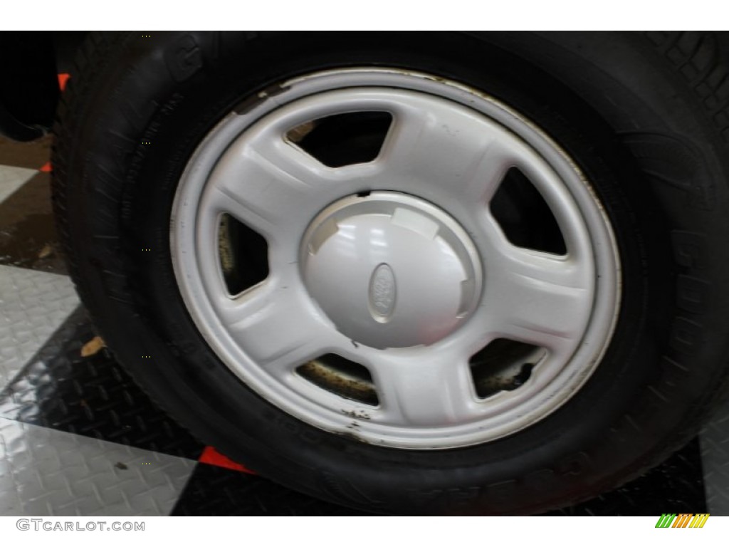 2004 Ford Escape XLS V6 4WD Wheel Photos