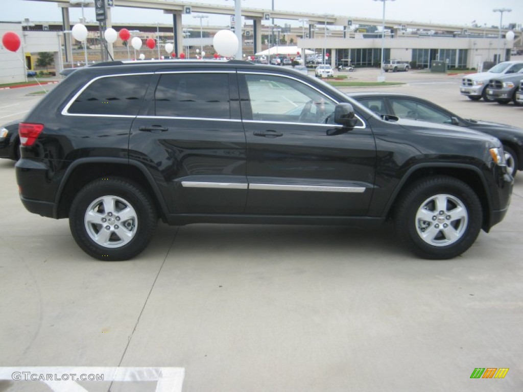 2011 Grand Cherokee Laredo - Brilliant Black Crystal Pearl / Black photo #6