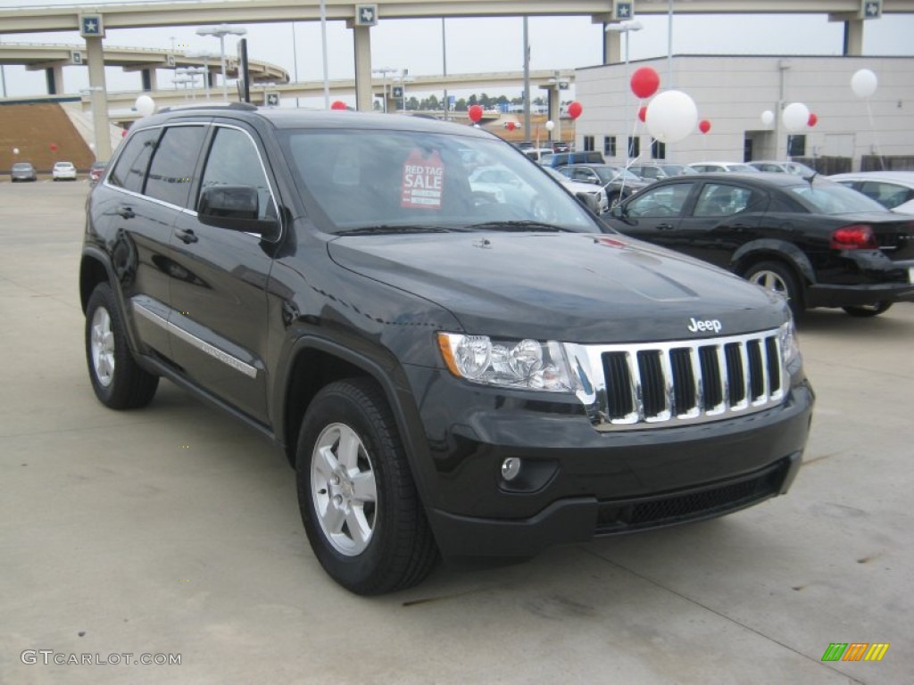 2011 Grand Cherokee Laredo - Brilliant Black Crystal Pearl / Black photo #7