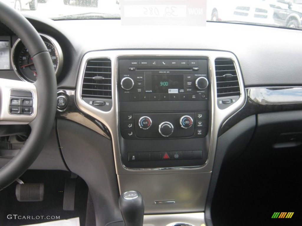 2011 Grand Cherokee Laredo - Brilliant Black Crystal Pearl / Black photo #9