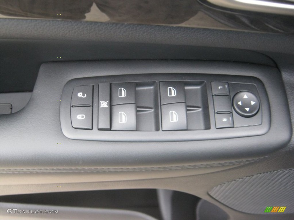 2011 Grand Cherokee Laredo - Brilliant Black Crystal Pearl / Black photo #16