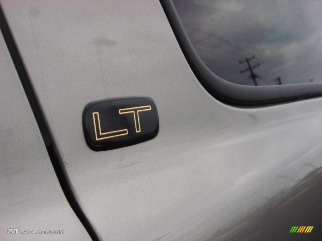 2002 Chevrolet Tahoe LT Marks and Logos Photos