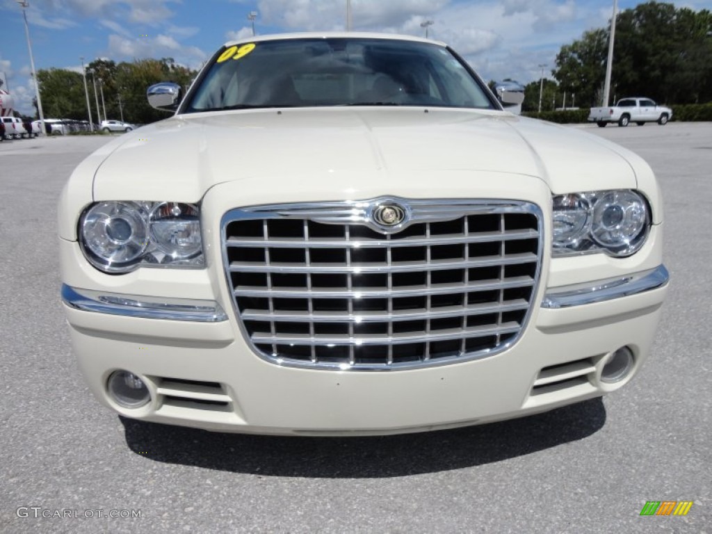 Cool Vanilla White 2009 Chrysler 300 C HEMI Exterior Photo #54318174