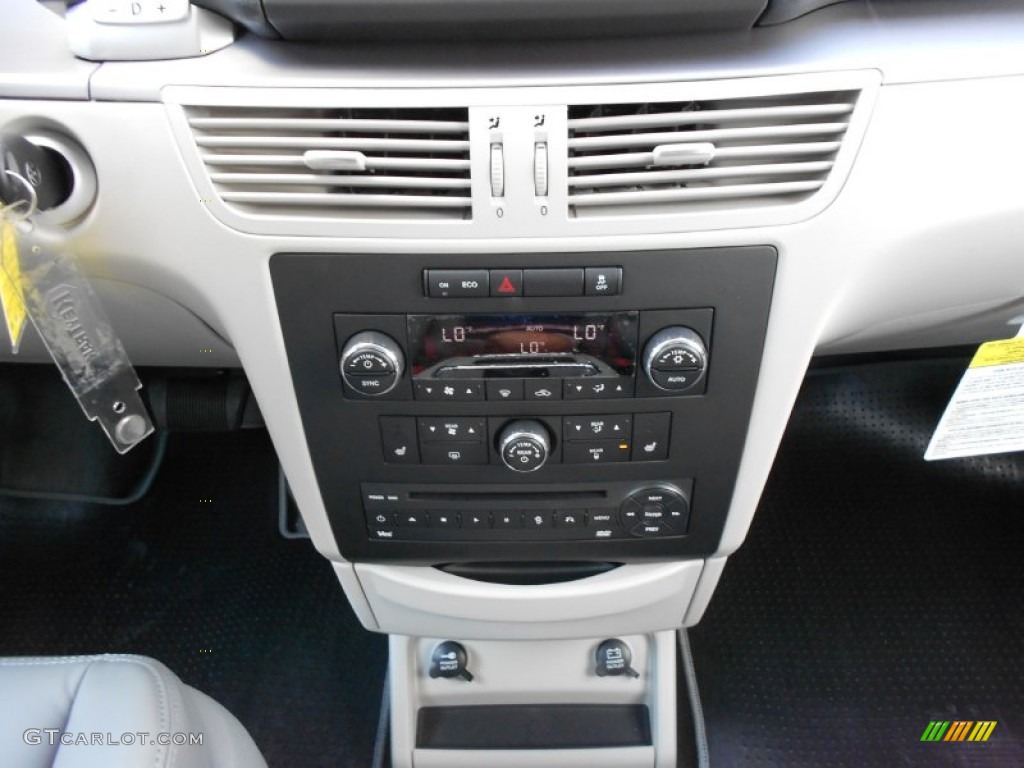 2012 Volkswagen Routan SEL Controls Photo #54325041
