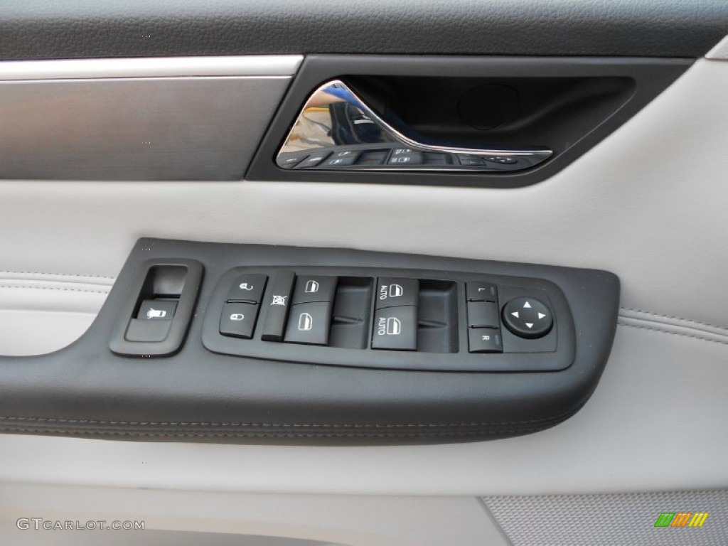 2012 Volkswagen Routan SEL Controls Photo #54325089