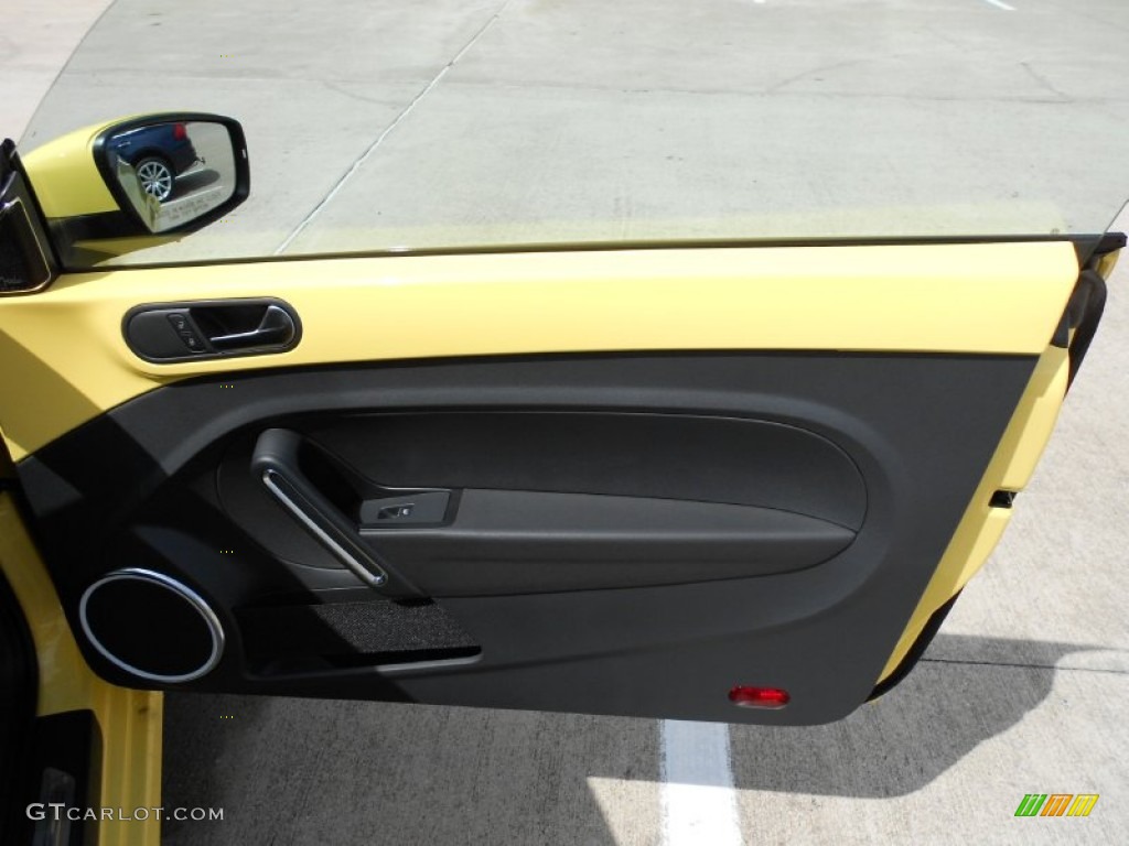 2012 Volkswagen Beetle 2.5L Titan Black Door Panel Photo #54325210