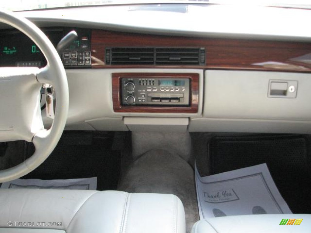 1994 Cadillac DeVille Sedan Controls Photo #54328615
