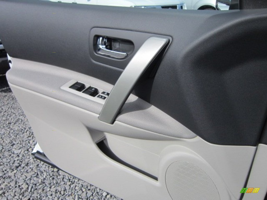 2011 Rogue SV AWD - Pearl White / Gray photo #17