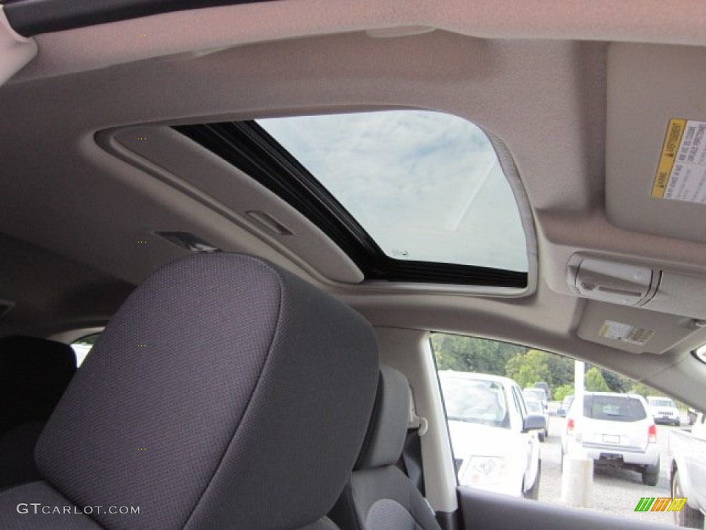 2011 Rogue SV AWD - Pearl White / Black photo #9