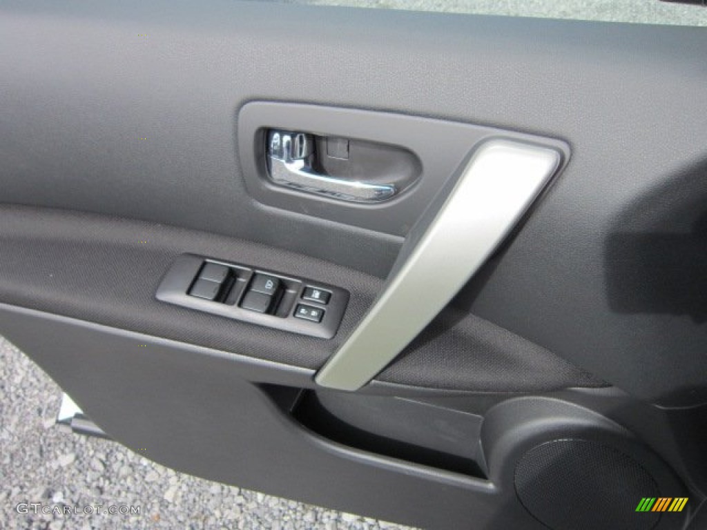 2011 Rogue SV AWD - Pearl White / Black photo #16