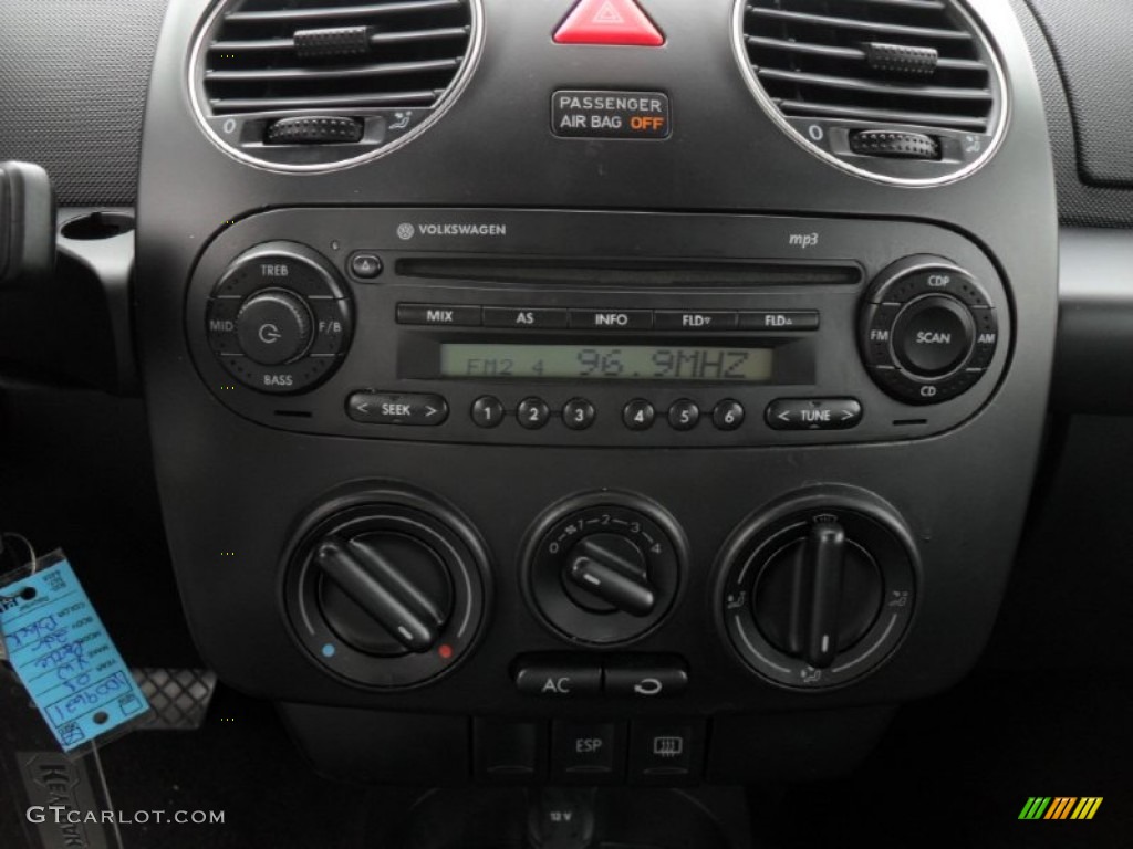 2008 Volkswagen New Beetle S Coupe Controls Photo #54356119