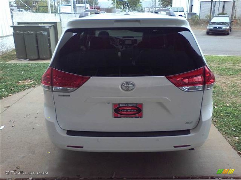 2011 Sienna XLE - Super White / Light Gray photo #4