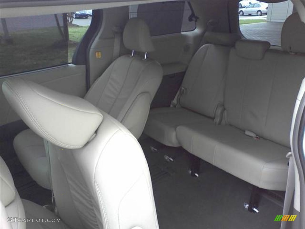 2011 Sienna XLE - Super White / Light Gray photo #7