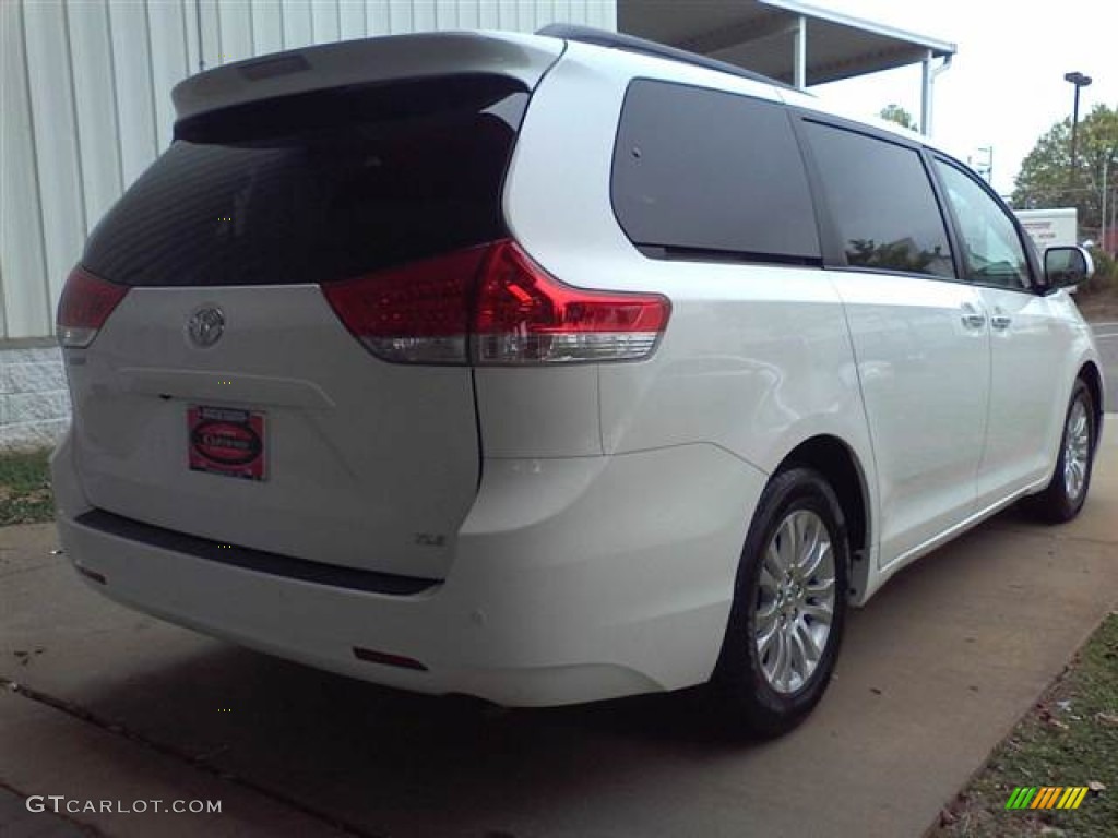 2011 Sienna XLE - Super White / Light Gray photo #16