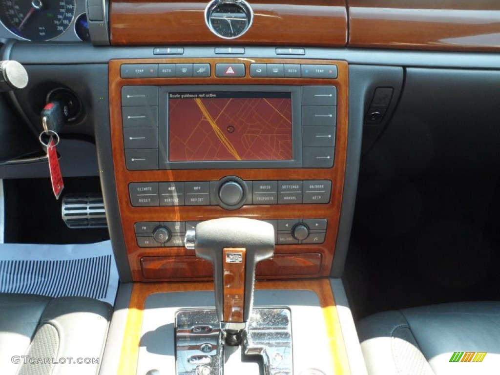 2004 Volkswagen Phaeton V8 4Motion Sedan Controls Photo #54371643
