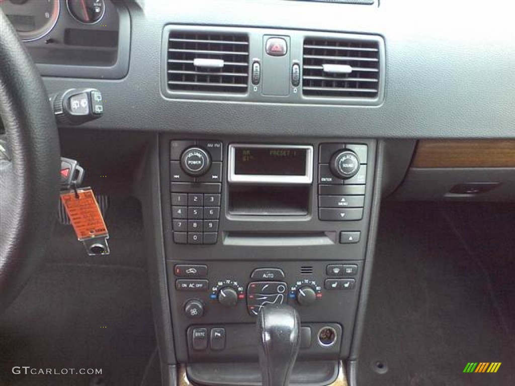 2005 Volvo XC90 2.5T AWD Controls Photo #54372223