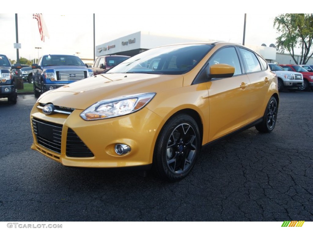 2012 Focus SE Sport 5-Door - Yellow Blaze Tricoat Metallic / Two-Tone Sport photo #6