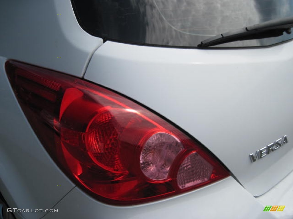 2008 Versa 1.8 S Hatchback - Fresh Powder White / Charcoal photo #6