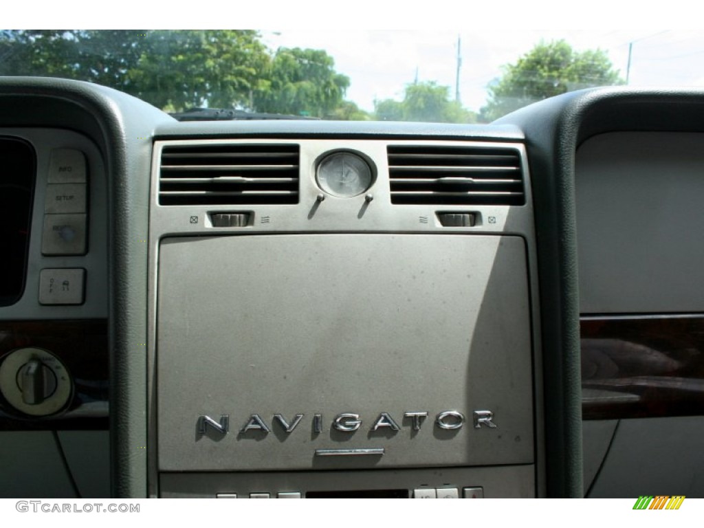 2004 Navigator Luxury 4x4 - Silver Birch Metallic / Dove Grey photo #80