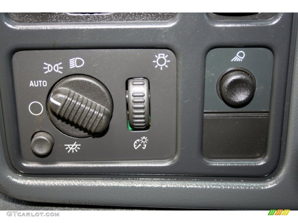 2004 Chevrolet Silverado 2500HD LS Extended Cab 4x4 Controls Photo #54435177
