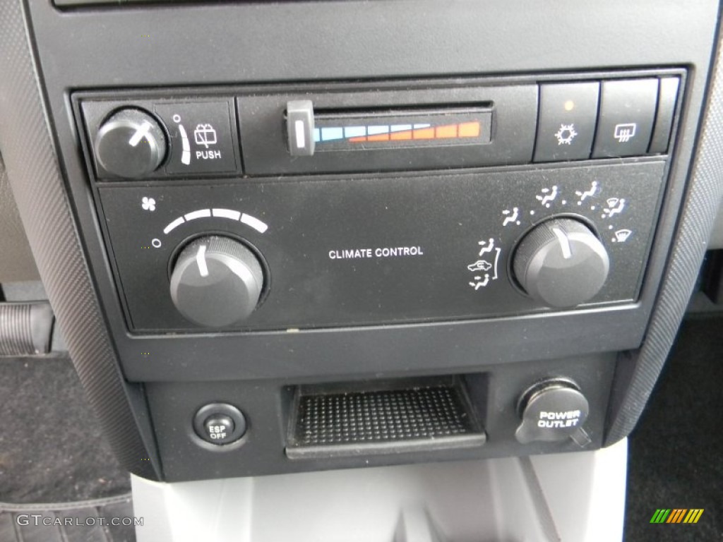 2008 Dodge Durango SXT Controls Photos