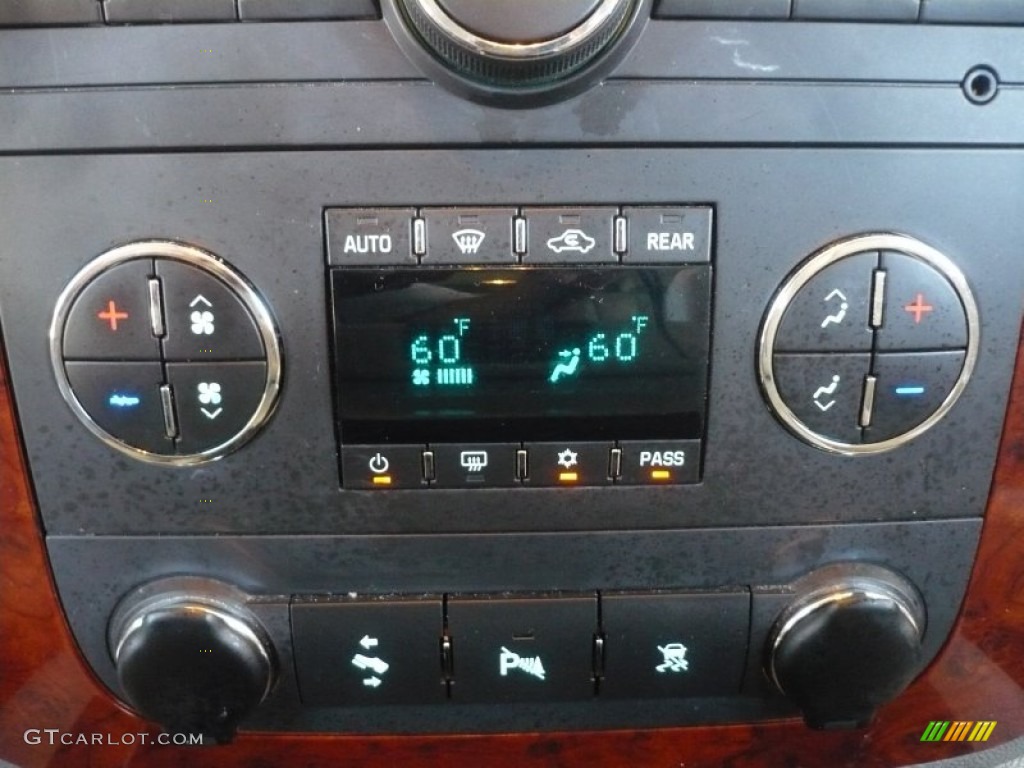 2010 Suburban LT 4x4 - Black / Light Titanium/Dark Titanium photo #31