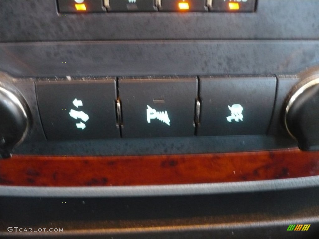 2010 Suburban LT 4x4 - Black / Light Titanium/Dark Titanium photo #32