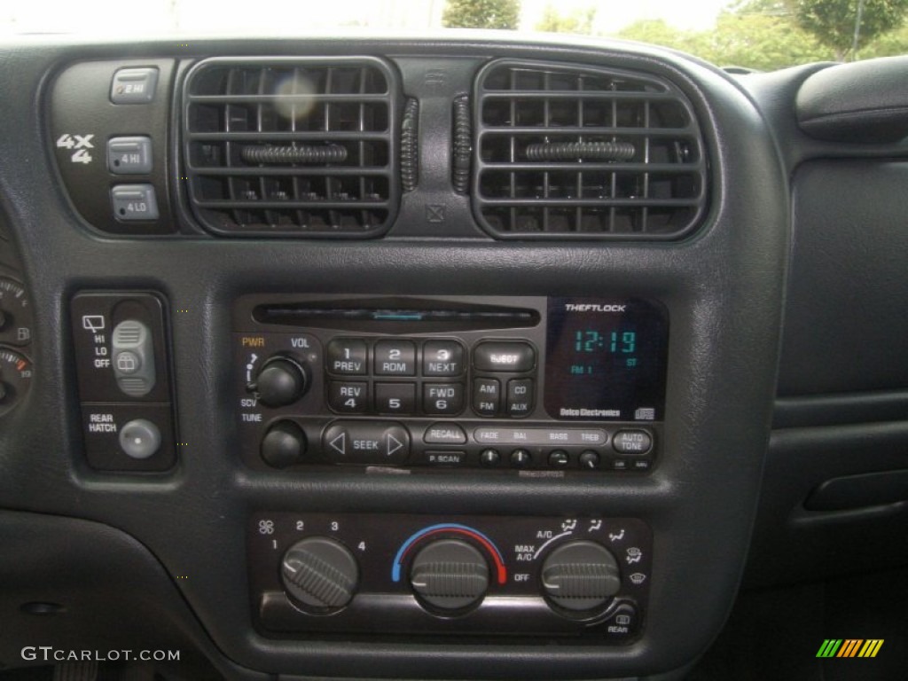 2002 Chevrolet Blazer LS ZR2 4x4 Audio System Photo #54458244