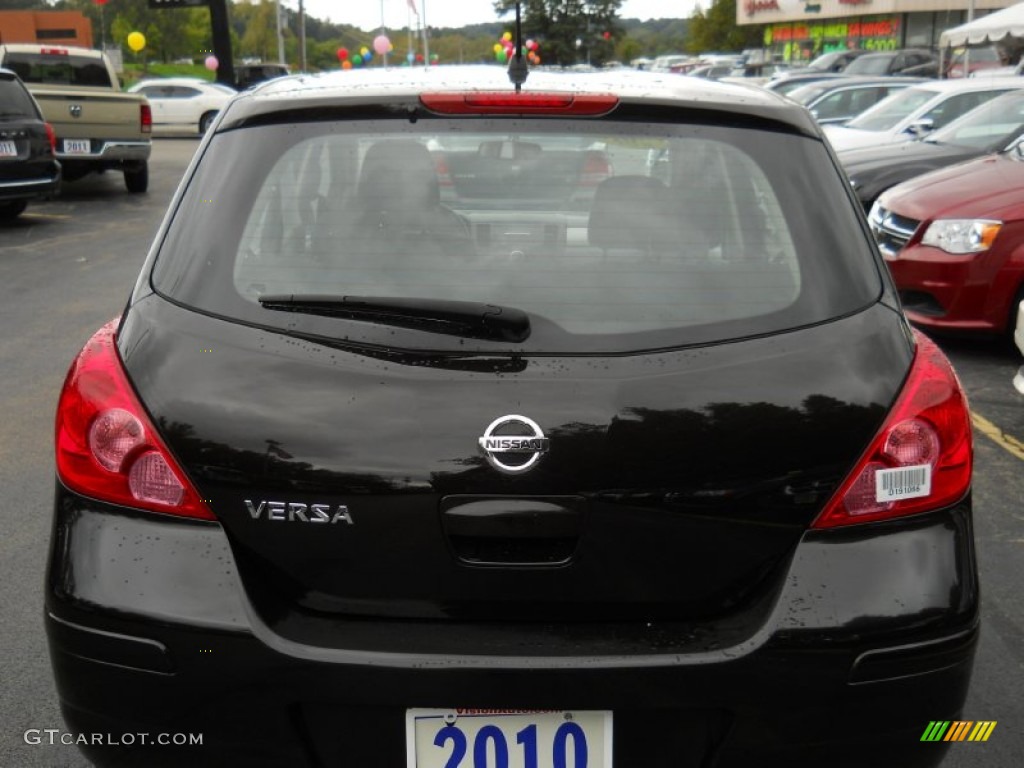 2010 Versa 1.8 S Hatchback - Super Black / Charcoal photo #13