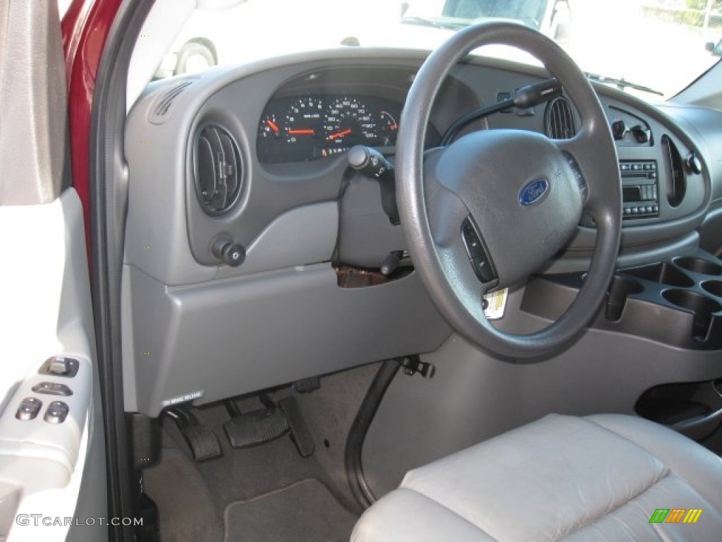 2006 E Series Van E350 XLT 15 Passenger - Toreador Red Metallic / Medium Flint Grey photo #10