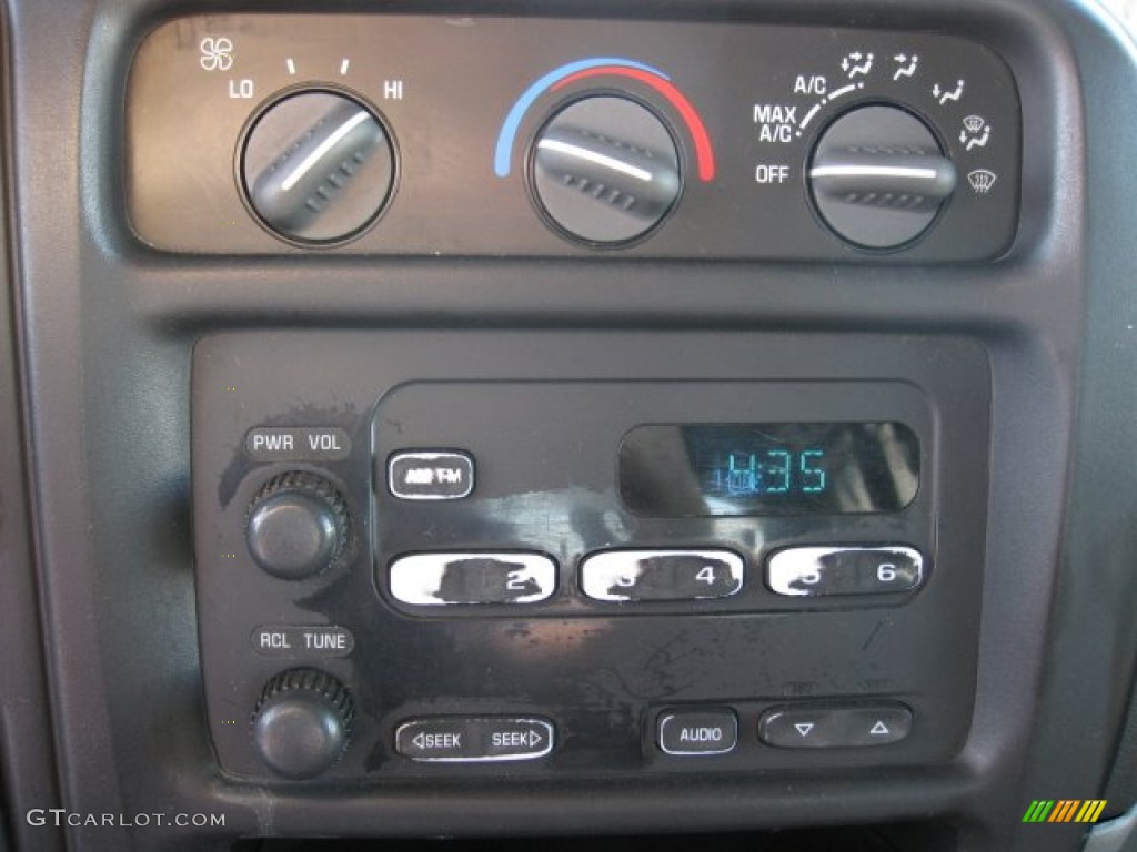 2002 Chevrolet Express 1500 Cargo Van Audio System Photo #54473013
