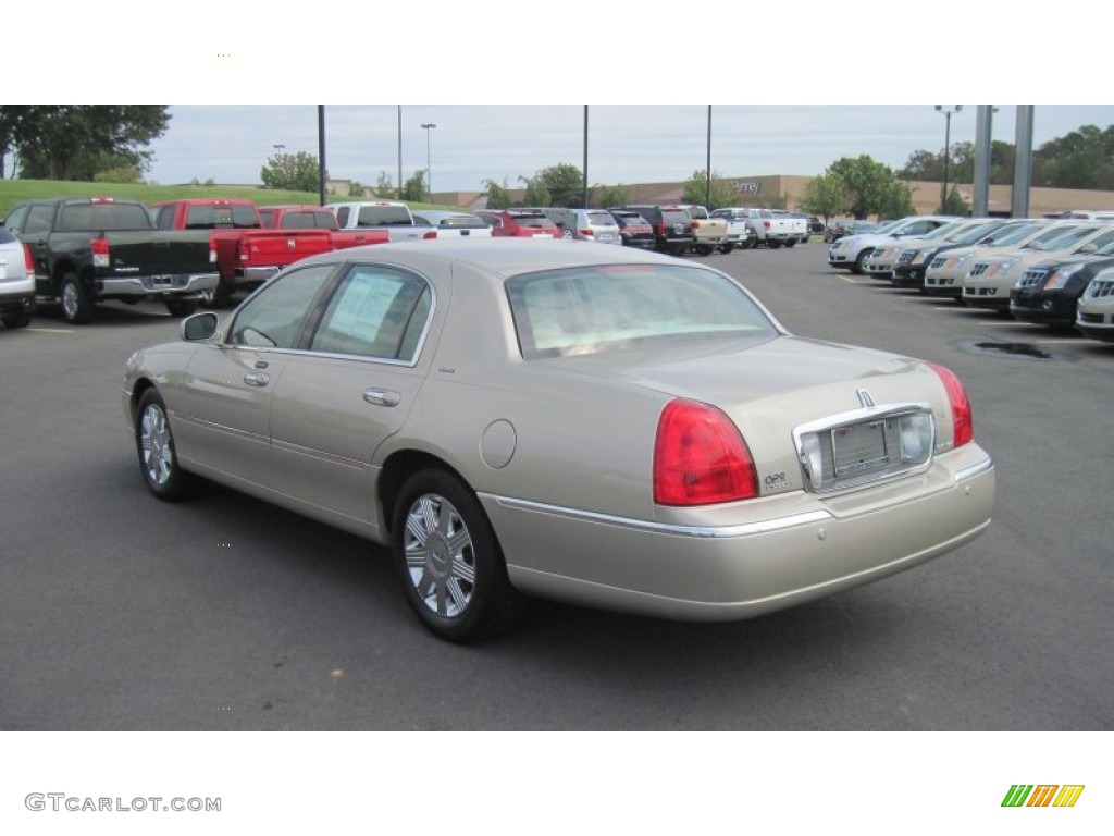 2004 Town Car Ultimate - Pueblo Gold Metallic / Medium Dark Parchment/Light Parchment photo #3
