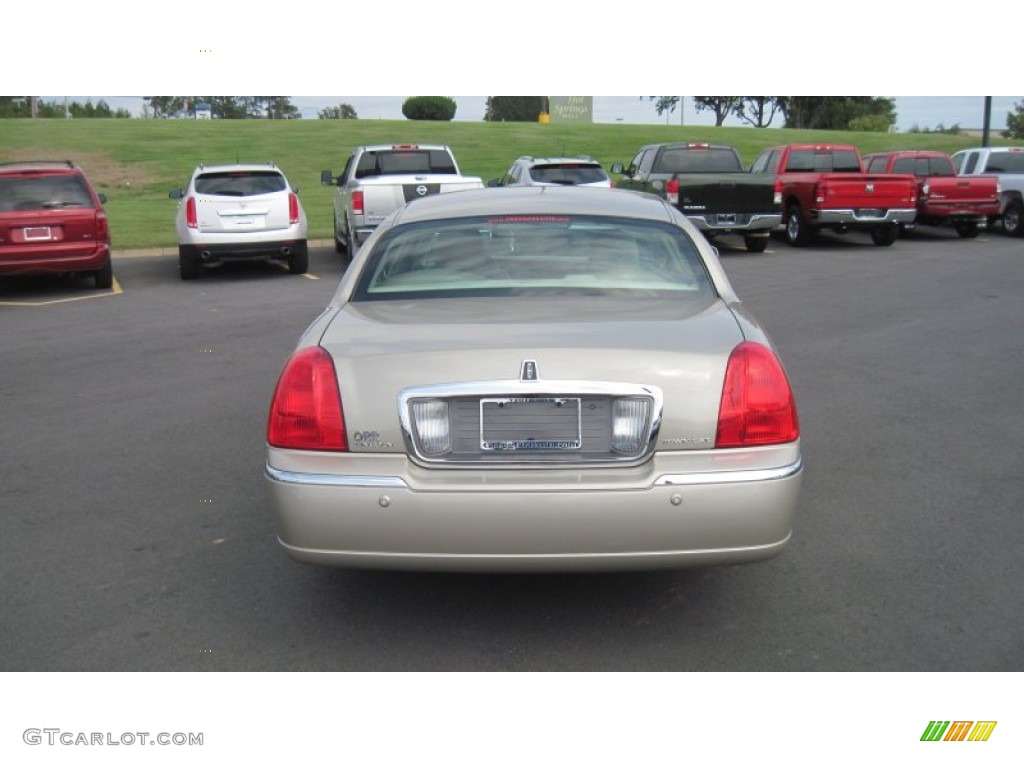 2004 Town Car Ultimate - Pueblo Gold Metallic / Medium Dark Parchment/Light Parchment photo #4