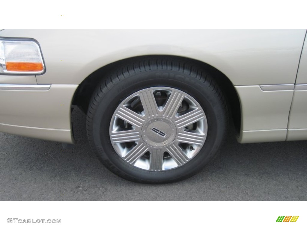 2004 Town Car Ultimate - Pueblo Gold Metallic / Medium Dark Parchment/Light Parchment photo #10