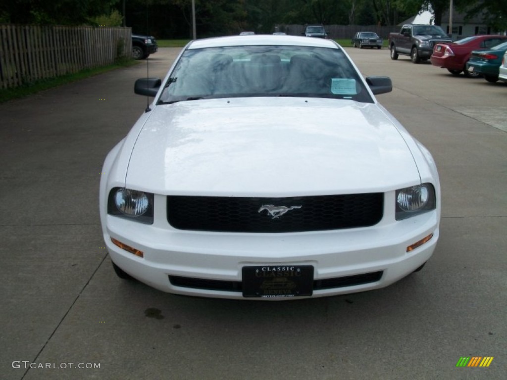 2007 Mustang V6 Deluxe Coupe - Performance White / Dark Charcoal photo #2