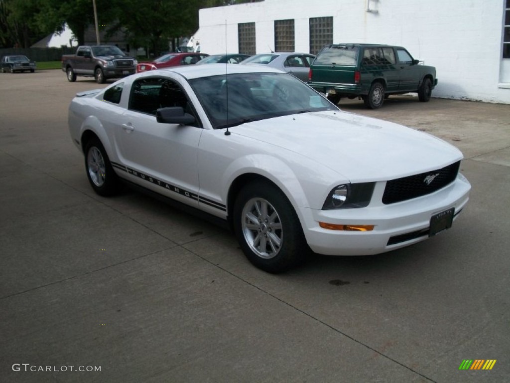 2007 Mustang V6 Deluxe Coupe - Performance White / Dark Charcoal photo #3