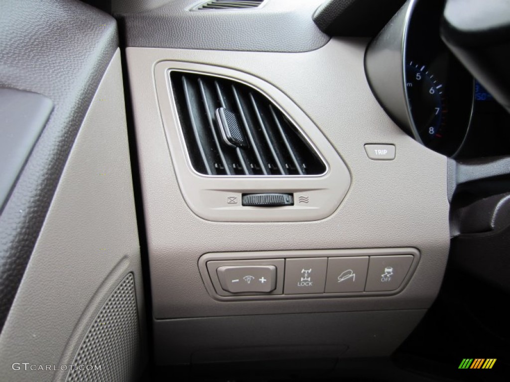 2010 Hyundai Tucson GLS AWD Controls Photo #54502280