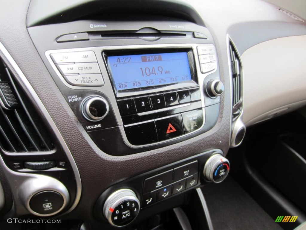 2010 Hyundai Tucson GLS AWD Audio System Photos