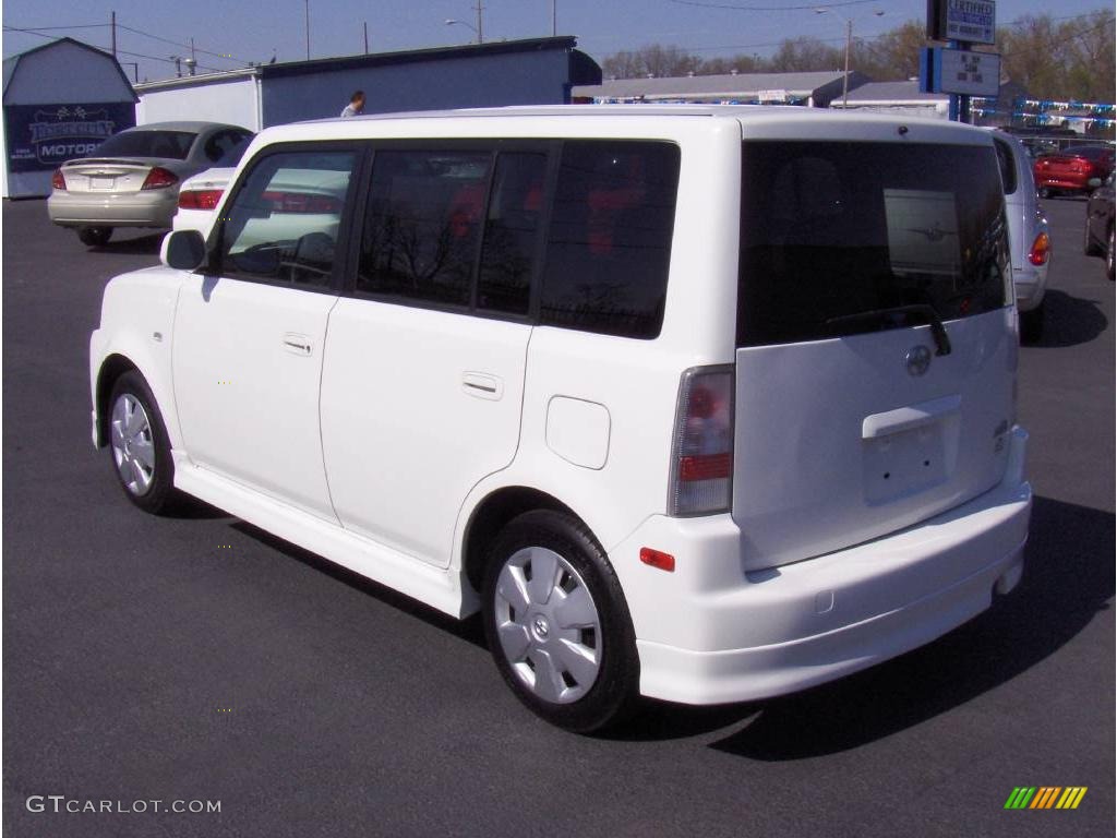 2006 xB  - Polar White / Dark Charcoal photo #2
