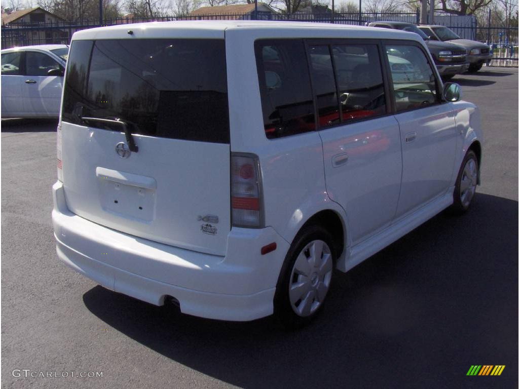 2006 xB  - Polar White / Dark Charcoal photo #3