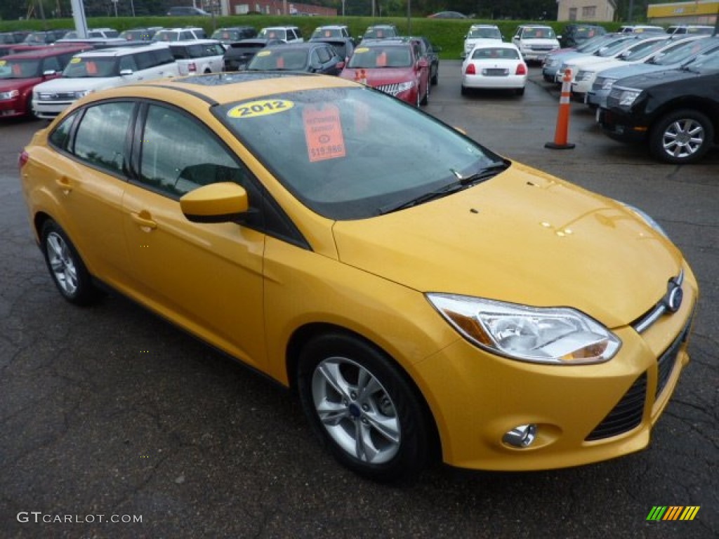 2012 Focus SE Sport Sedan - Yellow Blaze Tricoat Metallic / Two-Tone Sport photo #6