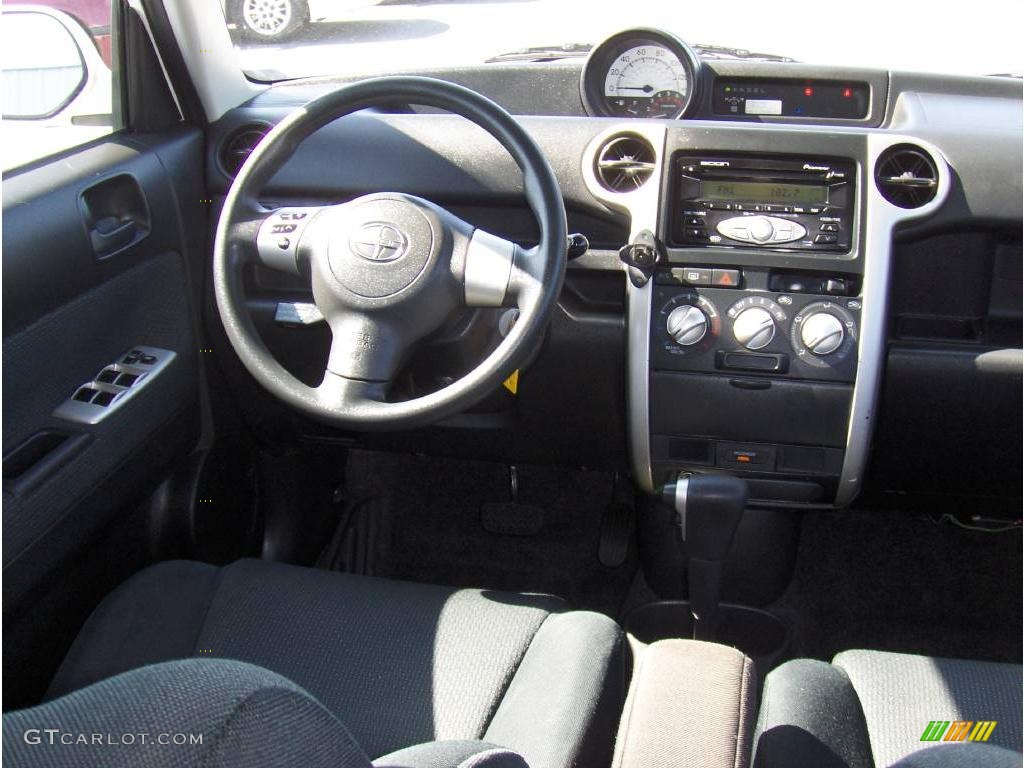 2006 xB  - Polar White / Dark Charcoal photo #8