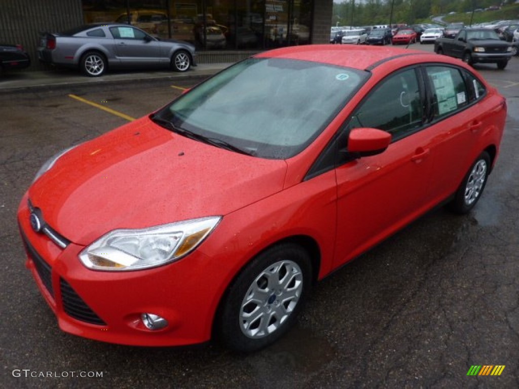 2012 Focus SE Sedan - Race Red / Charcoal Black photo #8