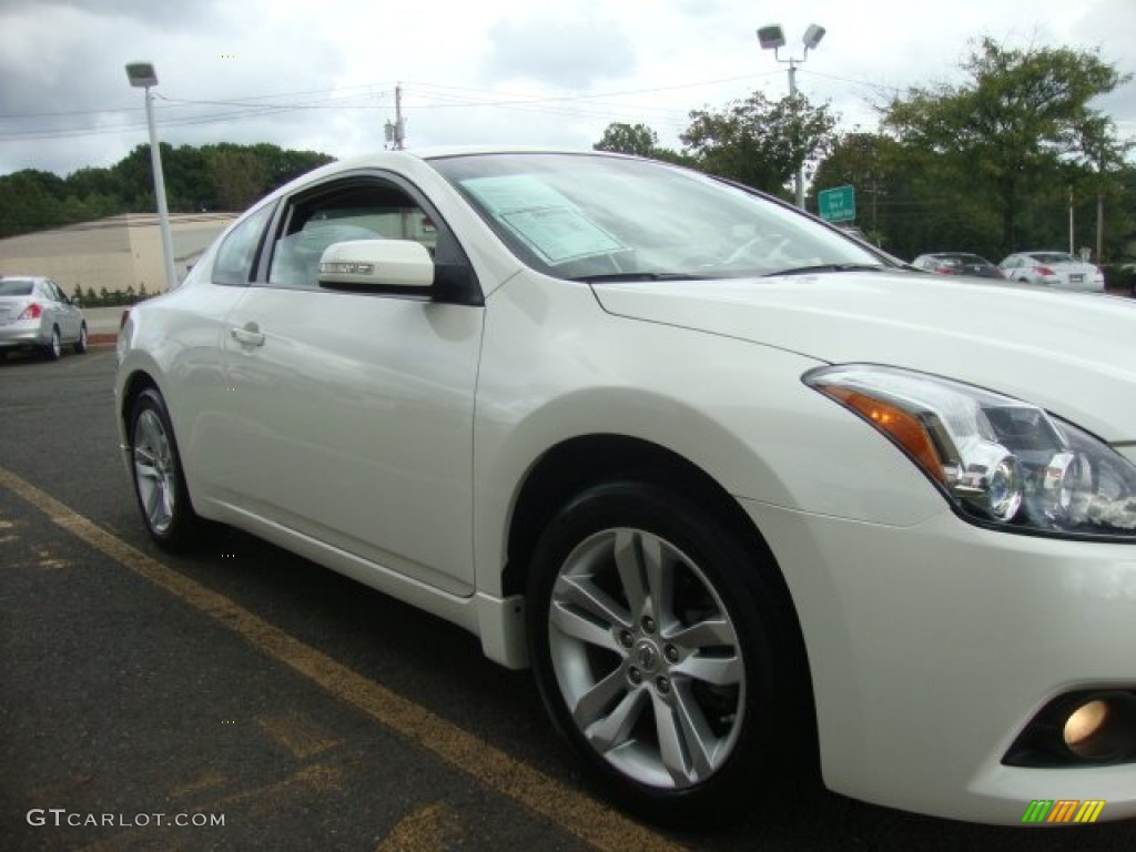 2010 Altima 2.5 S Coupe - Winter Frost White / Red Leather photo #10