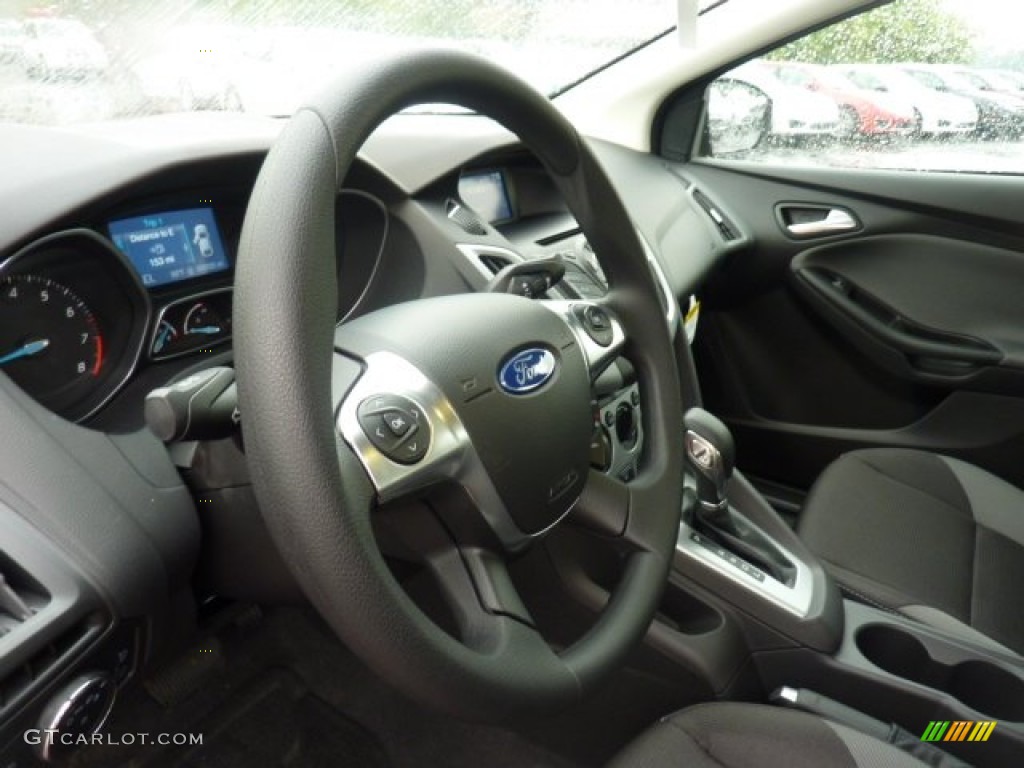 2012 Focus SE Sedan - Race Red / Charcoal Black photo #12