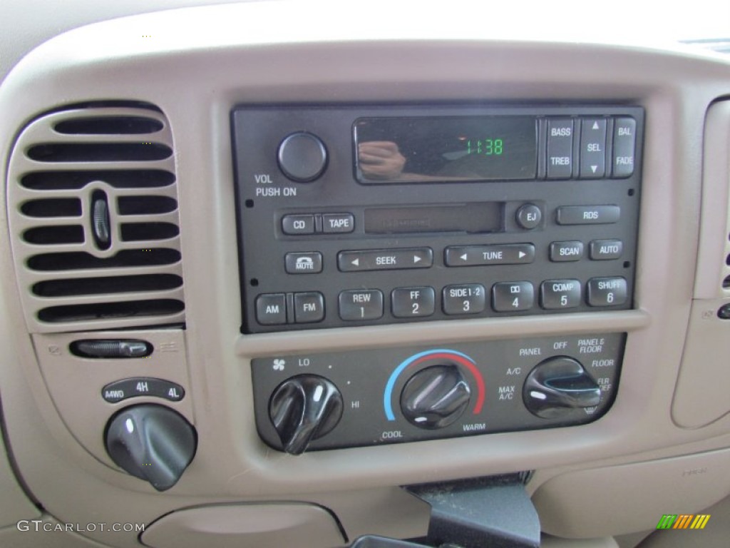 2001 Ford Expedition XLT 4x4 Audio System Photo #54520154